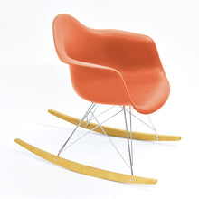 Load the image into the gallery viewer, Vitra Eames Schaukelstuhl - Plastic Armchair RE RAR