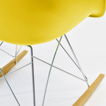 Load the image into the gallery viewer, Vitra Eames Schaukelstuhl - Plastic Armchair RE RAR