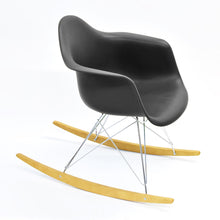 Load the image into the gallery viewer, Vitra Eames Schaukelstuhl - Plastic Armchair RE RAR