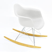 Load the image into the gallery viewer, Vitra Eames Schaukelstuhl - Plastic Armchair RE RAR