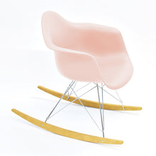 Load the image into the gallery viewer, Vitra Eames Schaukelstuhl - Plastic Armchair RE RAR