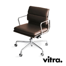 Carica l'immagine nel visualizzatore di Gallery, vitra Eames Soft Pad Chair EA 217, Bürostuhl mit Rollen, Leder / verchromt