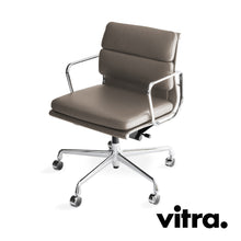 Carica l'immagine nel visualizzatore di Gallery, vitra Eames Soft Pad Chair EA 217, Bürostuhl mit Rollen, Leder / verchromt
