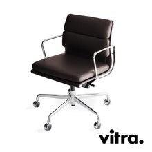 Carica l'immagine nel visualizzatore di Gallery, vitra Eames Soft Pad Chair EA 217, Bürostuhl mit Rollen, Leder / verchromt