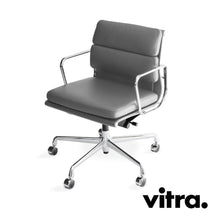 Carica l'immagine nel visualizzatore di Gallery, vitra Eames Soft Pad Chair EA 217, Bürostuhl mit Rollen, Leder / verchromt