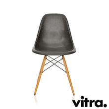 Carica l'immagine nel visualizzatore di Gallery, vitra Eames Fiberglass Side Chair DSW, Untergestell Ahorn, gelblich & weitere Farben