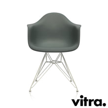 Carica l'immagine nel visualizzatore di Gallery, Vitra Eames Plastic Armchair RE - DAR, Untergestell weiss & weitere Farben