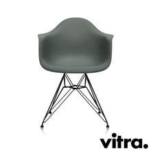 Load the image into the gallery viewer, Vitra Eames Plastic Armchair RE - DAR, Untergestell schwarz (outdoor tauglich) & weitere Farben