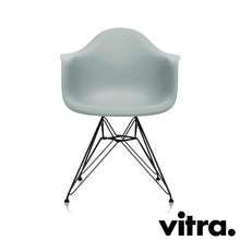 Load the image into the gallery viewer, Vitra Eames Plastic Armchair RE - DAR, Untergestell schwarz (outdoor tauglich) & weitere Farben