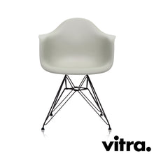 Load the image into the gallery viewer, Vitra Eames Plastic Armchair RE - DAR, Untergestell schwarz (outdoor tauglich) & weitere Farben
