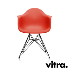 Load the image into the gallery viewer, Vitra Eames Plastic Armchair RE - DAR, Untergestell schwarz (outdoor tauglich) & weitere Farben