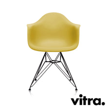 Load the image into the gallery viewer, Vitra Eames Plastic Armchair RE - DAR, Untergestell schwarz (outdoor tauglich) & weitere Farben