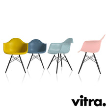 Lade das Bild in den Galerie-Viewer, Vitra Eames Plastic Armchair RE DAW, Untergestell Ahorn, schwarz & weitere Farben