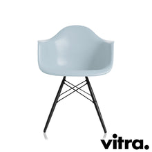 Lade das Bild in den Galerie-Viewer, Vitra Eames Plastic Armchair RE DAW, Untergestell Ahorn, schwarz & weitere Farben