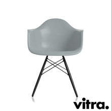 Lade das Bild in den Galerie-Viewer, Vitra Eames Plastic Armchair RE DAW, Untergestell Ahorn, schwarz & weitere Farben