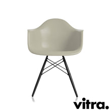 Lade das Bild in den Galerie-Viewer, Vitra Eames Plastic Armchair RE DAW, Untergestell Ahorn, schwarz & weitere Farben