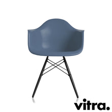 Lade das Bild in den Galerie-Viewer, Vitra Eames Plastic Armchair RE DAW, Untergestell Ahorn, schwarz & weitere Farben