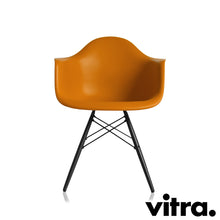 Lade das Bild in den Galerie-Viewer, Vitra Eames Plastic Armchair RE DAW, Untergestell Ahorn, schwarz & weitere Farben