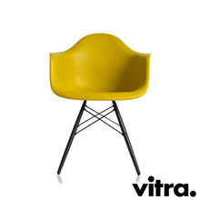 Lade das Bild in den Galerie-Viewer, Vitra Eames Plastic Armchair RE DAW, Untergestell Ahorn, schwarz & weitere Farben