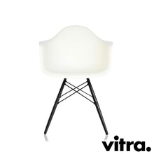 Lade das Bild in den Galerie-Viewer, Vitra Eames Plastic Armchair RE DAW, Untergestell Ahorn, schwarz & weitere Farben