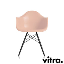 Lade das Bild in den Galerie-Viewer, Vitra Eames Plastic Armchair RE DAW, Untergestell Ahorn, schwarz & weitere Farben