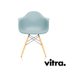 Carica l'immagine nel visualizzatore di Gallery, Vitra Eames Plastic Armchair RE DAW, Untergestell Ahorn, gelblich & weitere Farben
