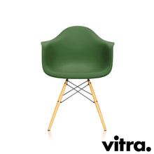 Carica l'immagine nel visualizzatore di Gallery, Vitra Eames Plastic Armchair RE DAW, Untergestell Ahorn, gelblich & weitere Farben