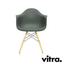 Carica l'immagine nel visualizzatore di Gallery, Vitra Eames Plastic Armchair RE DAW, Untergestell Ahorn, gelblich & weitere Farben