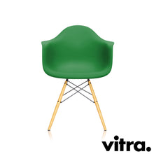 Carica l'immagine nel visualizzatore di Gallery, Vitra Eames Plastic Armchair RE DAW, Untergestell Ahorn, gelblich & weitere Farben