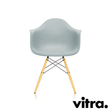 Carica l'immagine nel visualizzatore di Gallery, Vitra Eames Plastic Armchair RE DAW, Untergestell Ahorn, gelblich & weitere Farben