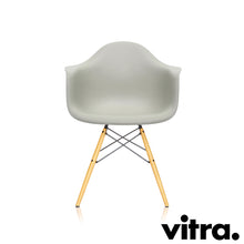 Carica l'immagine nel visualizzatore di Gallery, Vitra Eames Plastic Armchair RE DAW, Untergestell Ahorn, gelblich & weitere Farben