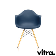 Carica l'immagine nel visualizzatore di Gallery, Vitra Eames Plastic Armchair RE DAW, Untergestell Ahorn, gelblich & weitere Farben