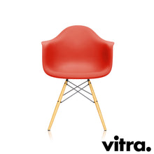 Carica l'immagine nel visualizzatore di Gallery, Vitra Eames Plastic Armchair RE DAW, Untergestell Ahorn, gelblich & weitere Farben
