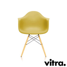 Carica l'immagine nel visualizzatore di Gallery, Vitra Eames Plastic Armchair RE DAW, Untergestell Ahorn, gelblich & weitere Farben