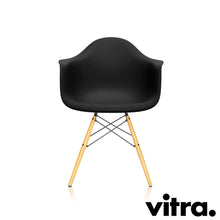 Carica l'immagine nel visualizzatore di Gallery, Vitra Eames Plastic Armchair RE DAW, Untergestell Ahorn, gelblich & weitere Farben