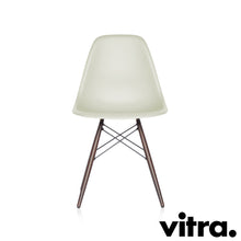 Carica l'immagine nel visualizzatore di Gallery, Vitra Eames Plastic Side Chair DSW, Untergestell Ahorn, dunkel & weitere Farben