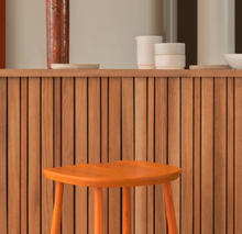 Lade das Bild in den Galerie-Viewer, L.Ercolani Barhocker im Windsor Stil - Modell Utility Bar Stool
