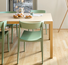 Carica l'immagine nel visualizzatore di Gallery, Prostoria Bik – Moderner Holzstuhl, stapelbar und besonders leicht
