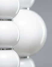Carica l&#39;immagine nel visualizzatore di Gallery, Formagenda Pearls Double Suspension - 67 cm, Pendelleuchte mit Glaskugeln

