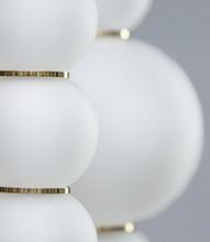 Charger l&#39;image dans la galerie, Formagenda Pearls Double Suspension - 67 cm, Pendelleuchte mit Glaskugeln

