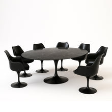 Lade das Bild in den Galerie-Viewer, Knoll Saarinen Esstisch – Ovaler Tulip Table 198x121 cm mit Nero Marquina Marmor &amp; schwarzem Fuß
