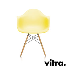 Afbeelding in Gallery-weergave laden, Vitra Eames Plastic Armchair RE - DAW, Untergestell Esche, honigfarben &amp; weitere Farben
