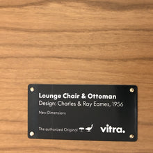 Carica l&#39;immagine nel visualizzatore di Gallery, Vitra Lounge Chair &amp; Ottoman - Amerikanischer Kirschbaum / Leder Premium F Nero (XL / Neue Maße)
