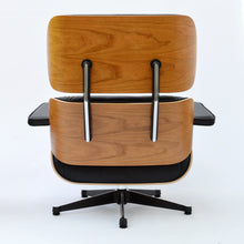 Carica l&#39;immagine nel visualizzatore di Gallery, Vitra Eames Lounge Chair &amp; Ottoman, poliert / Seiten schwarz, Amerikanischer Kirschbaum, Leder Premium F Nero (Klassische Maße)
