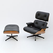 Carica l&#39;immagine nel visualizzatore di Gallery, Vitra Eames Lounge Chair &amp; Ottoman, poliert / Seiten schwarz, Amerikanischer Kirschbaum, Leder Premium F Nero (Klassische Maße)
