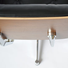 Carica l&#39;immagine nel visualizzatore di Gallery, Vitra Lounge Chair &amp; Ottoman (XL / Neue Maße) - Nussbaum schwarz pigmentiert, Leder Premium F Nero, poliert
