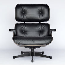 Carica l&#39;immagine nel visualizzatore di Gallery, Vitra Eames Lounge Chair, schwarz / schwarz, Esche schwarz, Leder Premium F Nero (XL / Neue Maße)
