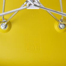 Carica l&#39;immagine nel visualizzatore di Gallery, Vitra Eames Plastic Side Chair DSR, Untergestell Stahl verchromt &amp; weitere Farben
