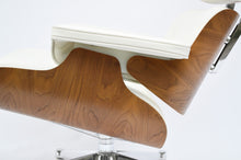 Charger l&#39;image dans la galerie, Vitra Eames Lounge Chair &amp; Ottoman, poliert, Amerikanischer Kirschbaum, Leder Premium F Snow (XL / Neue Maße)
