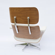 Charger l&#39;image dans la galerie, Vitra Eames Lounge Chair &amp; Ottoman, poliert, Amerikanischer Kirschbaum, Leder Premium F Snow (XL / Neue Maße)
